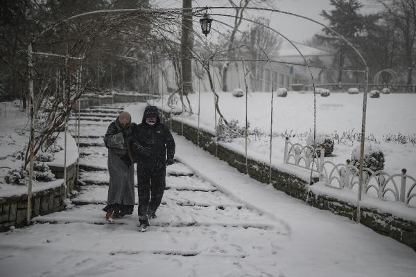 İstanbullular güne karla uyandı. Dört gün boyunca kesintisiz yağacak - Resim : 4