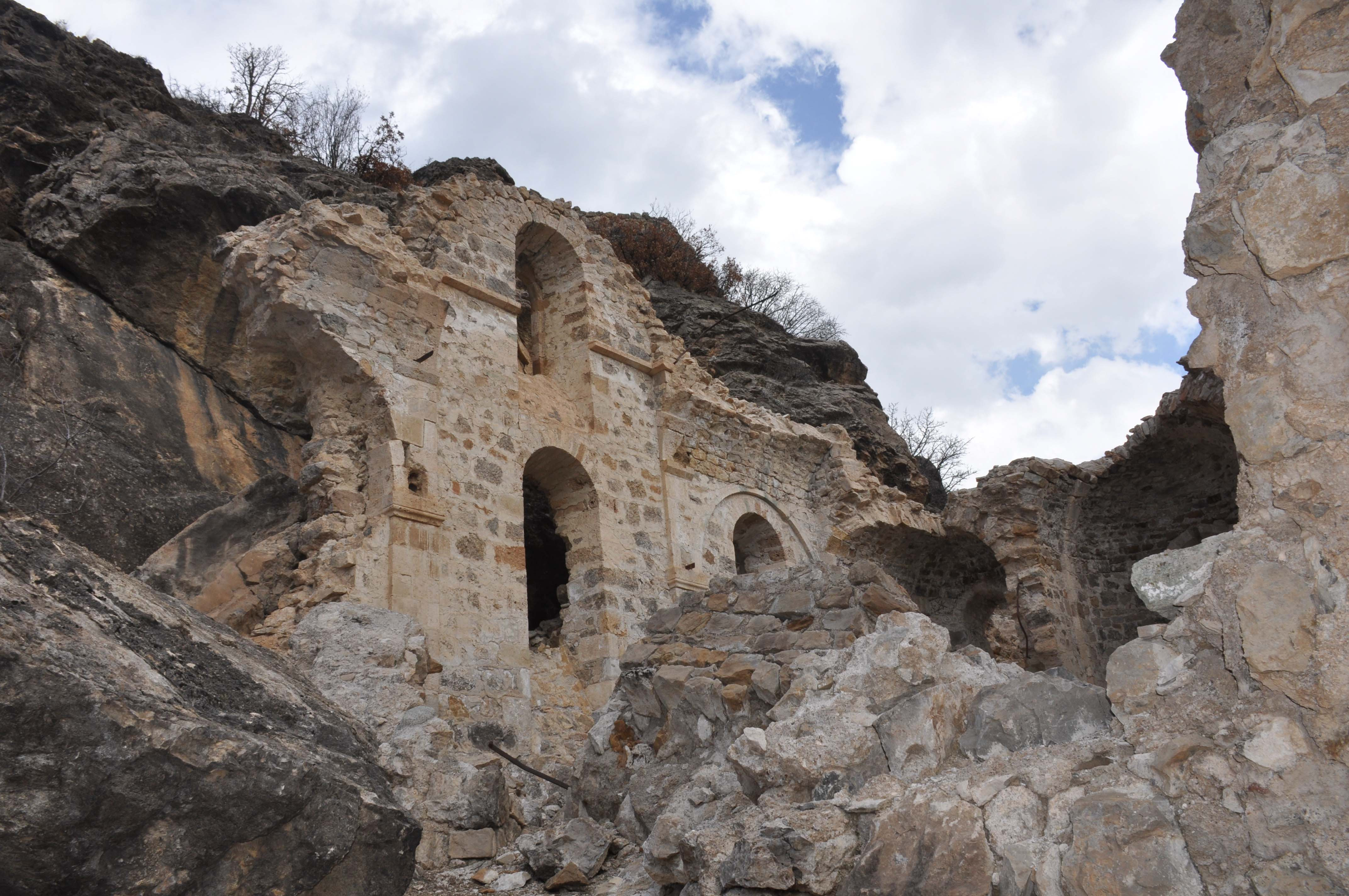 Hutura Kilisesi'ni defineciler harap etti. Ne var ne yok kazdılar - Resim : 4