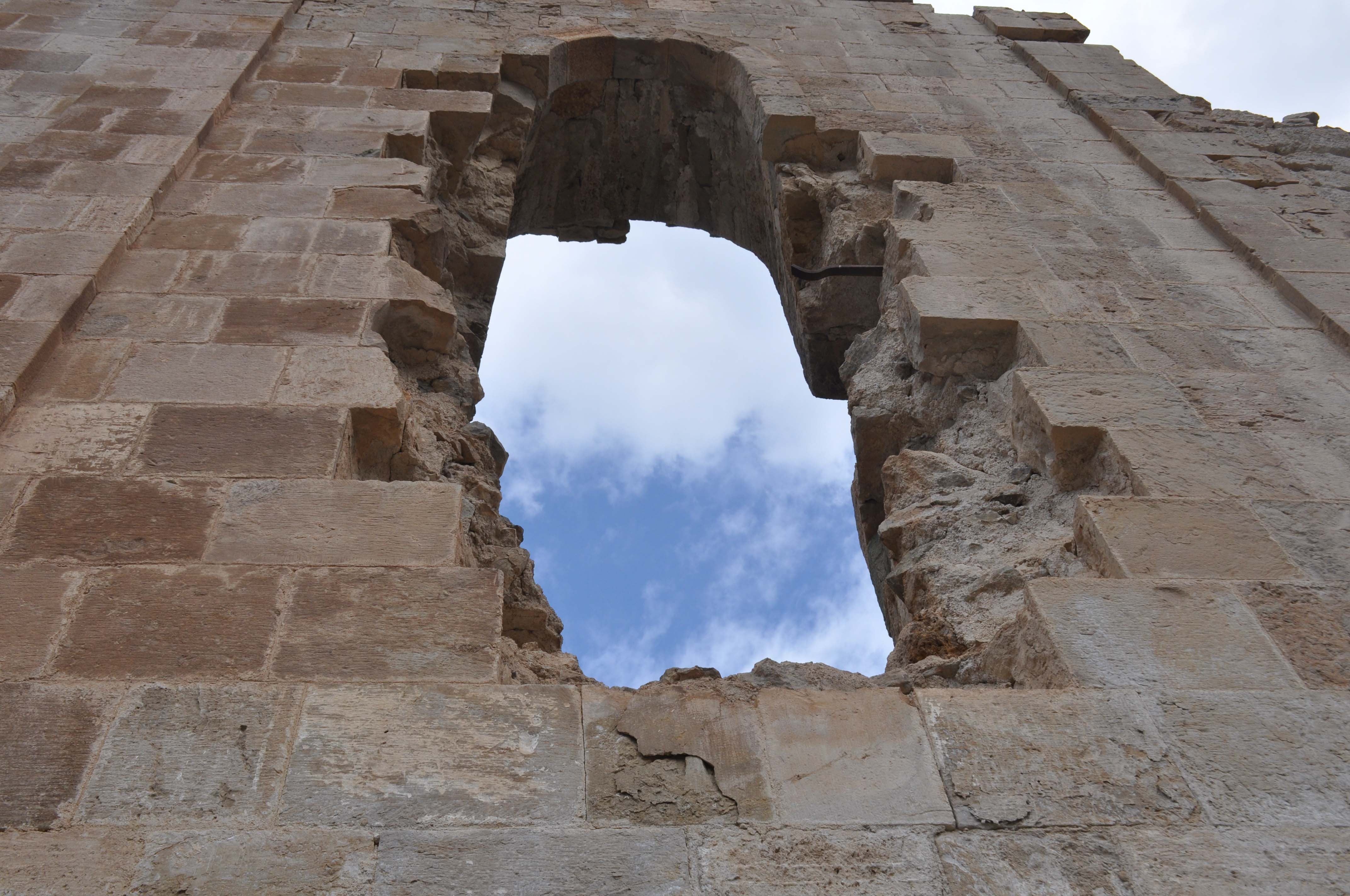 Hutura Kilisesi'ni defineciler harap etti. Ne var ne yok kazdılar - Resim : 5