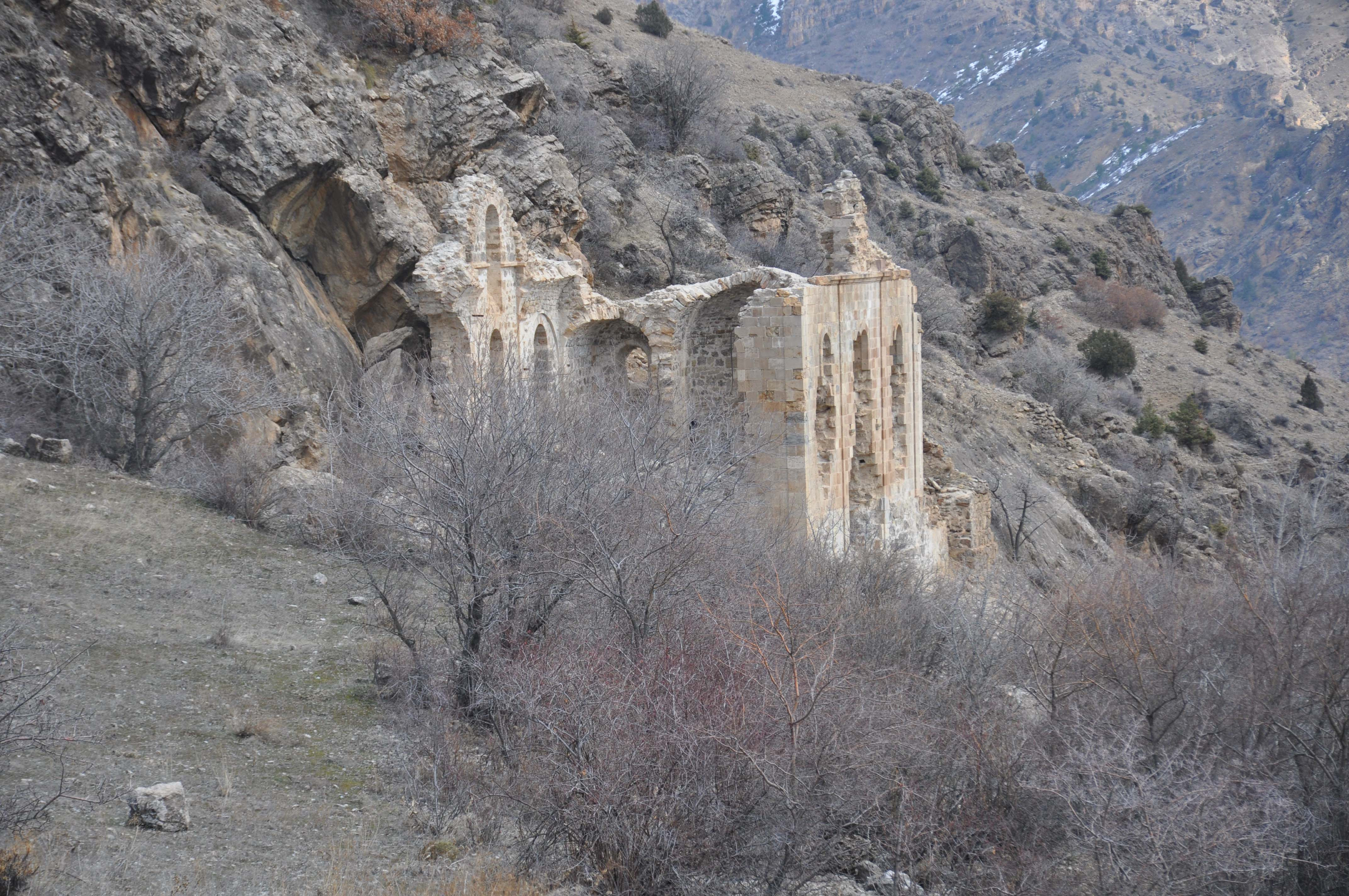 Hutura Kilisesi'ni defineciler harap etti. Ne var ne yok kazdılar - Resim : 8