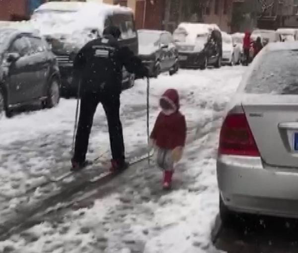 Karla kaplanan sokakta kayak keyfi - Resim : 2