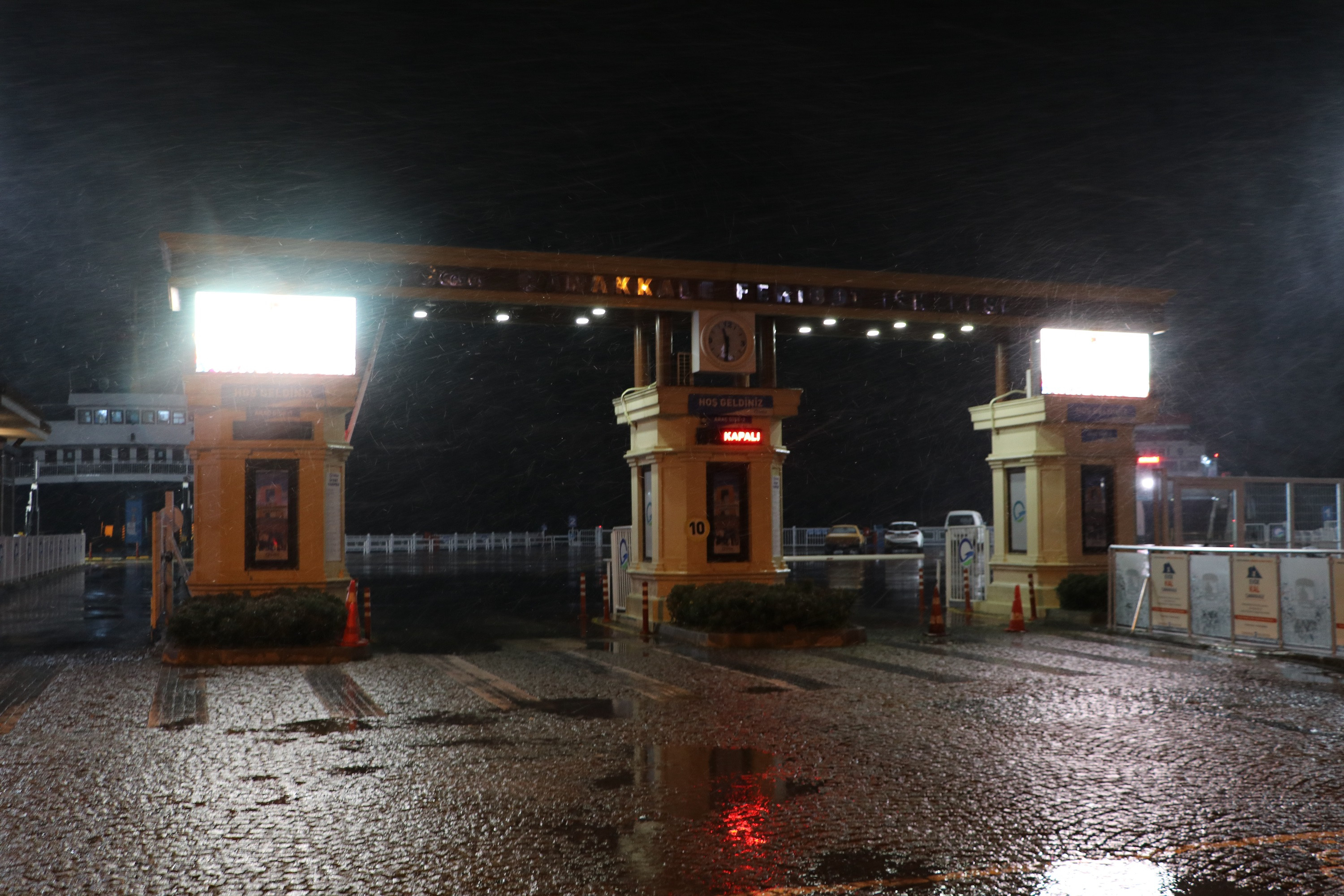 Çanakkale Boğazı gemi geçişlerine açıldı (14 Şubat 2021) - Resim : 1