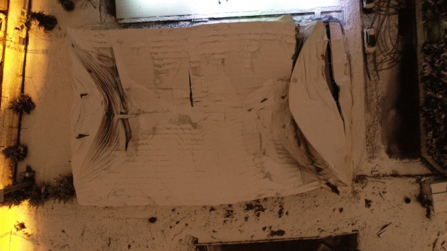 Kar nedeniyle halı sahanın çatısı çöktü - Resim : 1