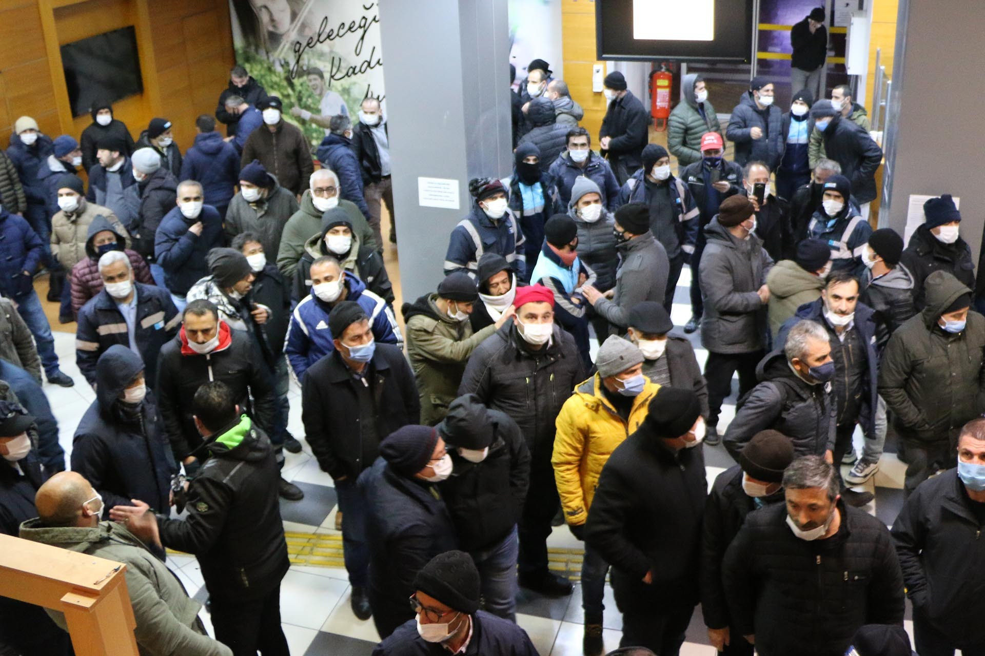 Kadıköy Belediyesi'nde 2 bin 300 işçi greve başladı - Resim : 2