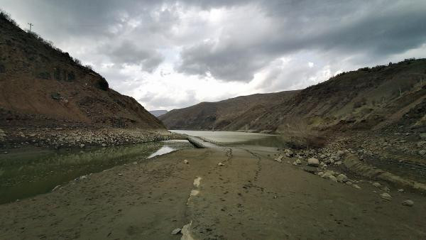 2 yıl sonra ilk kez görüldü. Sular çekilince ortaya çıktı - Resim : 1