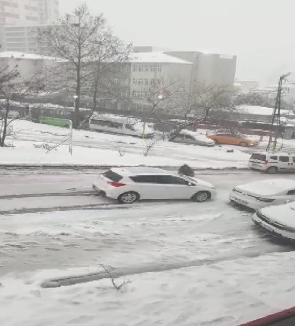 Kayan aracı durdurmak isterken ölümden döndü. Yollar buz pistine dönüştü - Resim : 3