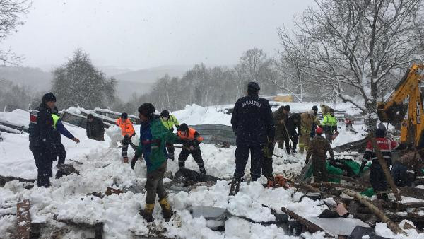 Enkaz altında onlarcası öldü. Karın ağırlığını kaldıramadı yerle bir oldu - Resim : 5
