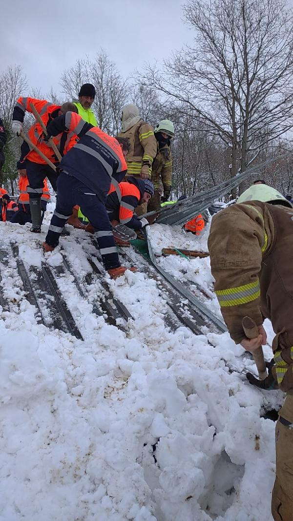 Enkaz altında onlarcası öldü. Karın ağırlığını kaldıramadı yerle bir oldu - Resim : 7