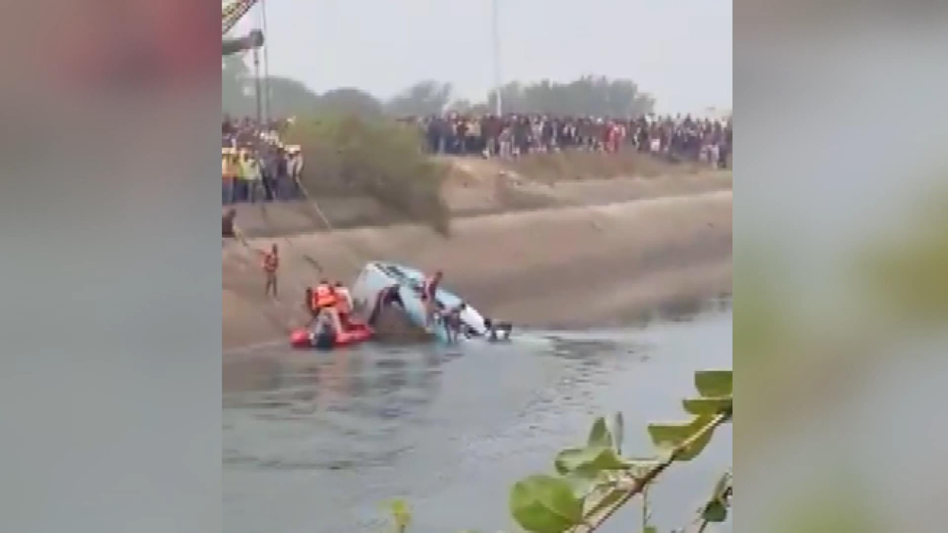 Hindistan'da katliam gibi kaza. Yolcu otobüsündeki 40 kişi aynı anda can verdi. Çevredekiler film gibi izlediler - Resim : 1