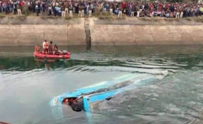 Hindistan'da katliam gibi kaza. Yolcu otobüsündeki 40 kişi aynı anda can verdi. Çevredekiler film gibi izlediler - Resim : 2