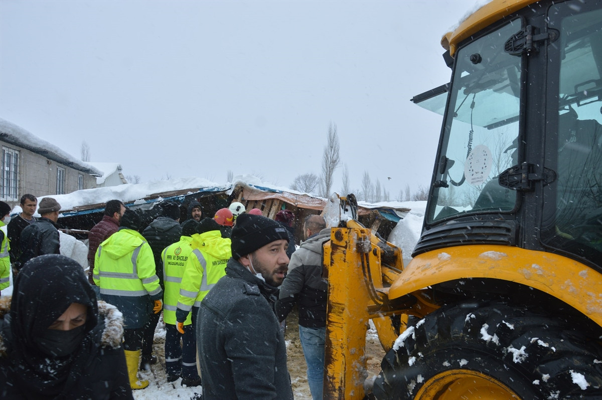 Bursa'daki ahır çatırtı seslerinin ardından küt diye çöktü: Kuzular can verdi - Resim : 6