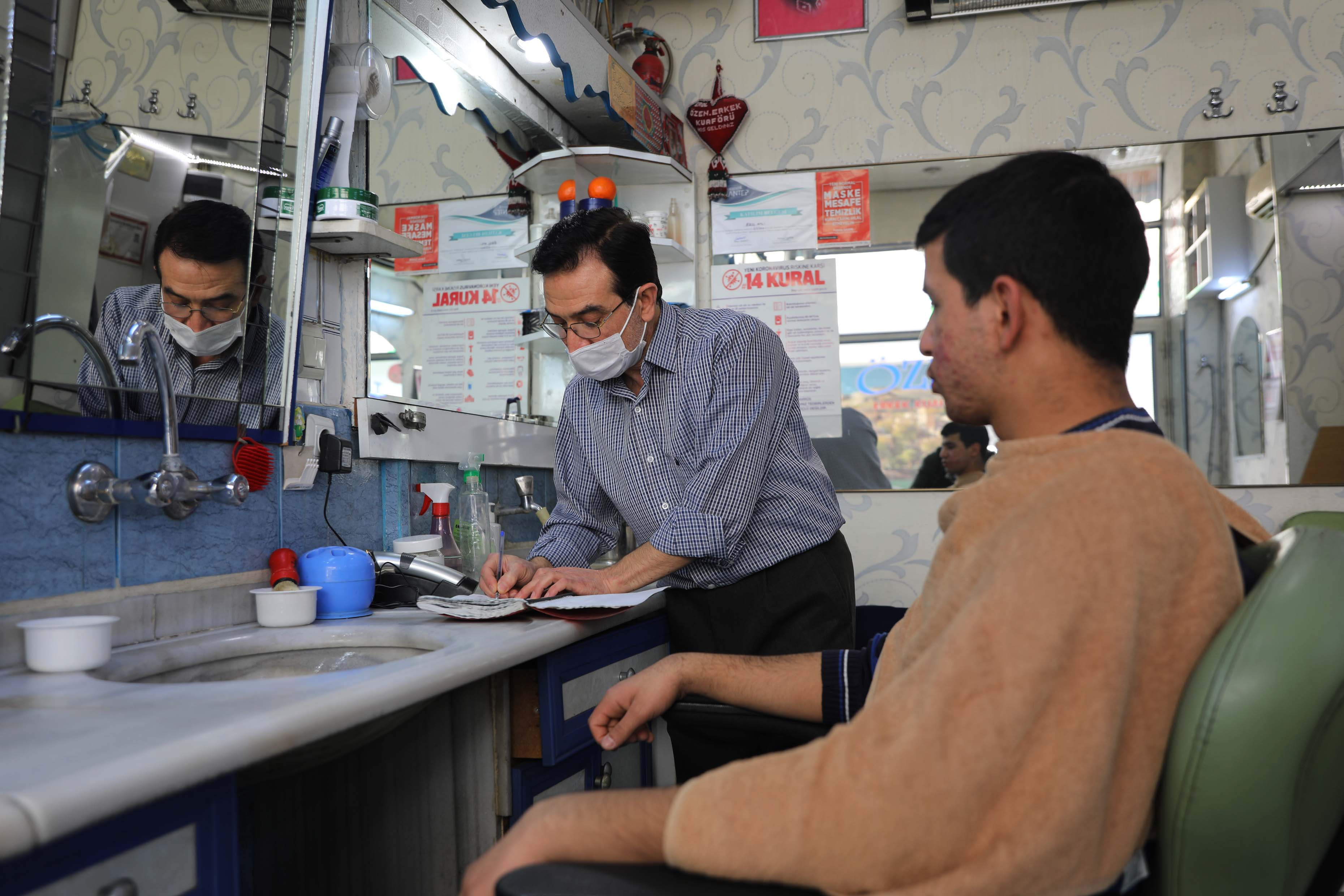 Gaziantep'teki berber deftere yazdığı her notla hayat kurtarıyor. Her gelen müşterisine tek tek soruyor - Resim : 1