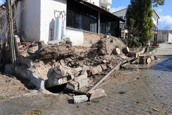 Pamukkale'de şiddetli lodos yerle bir etti - Resim : 1
