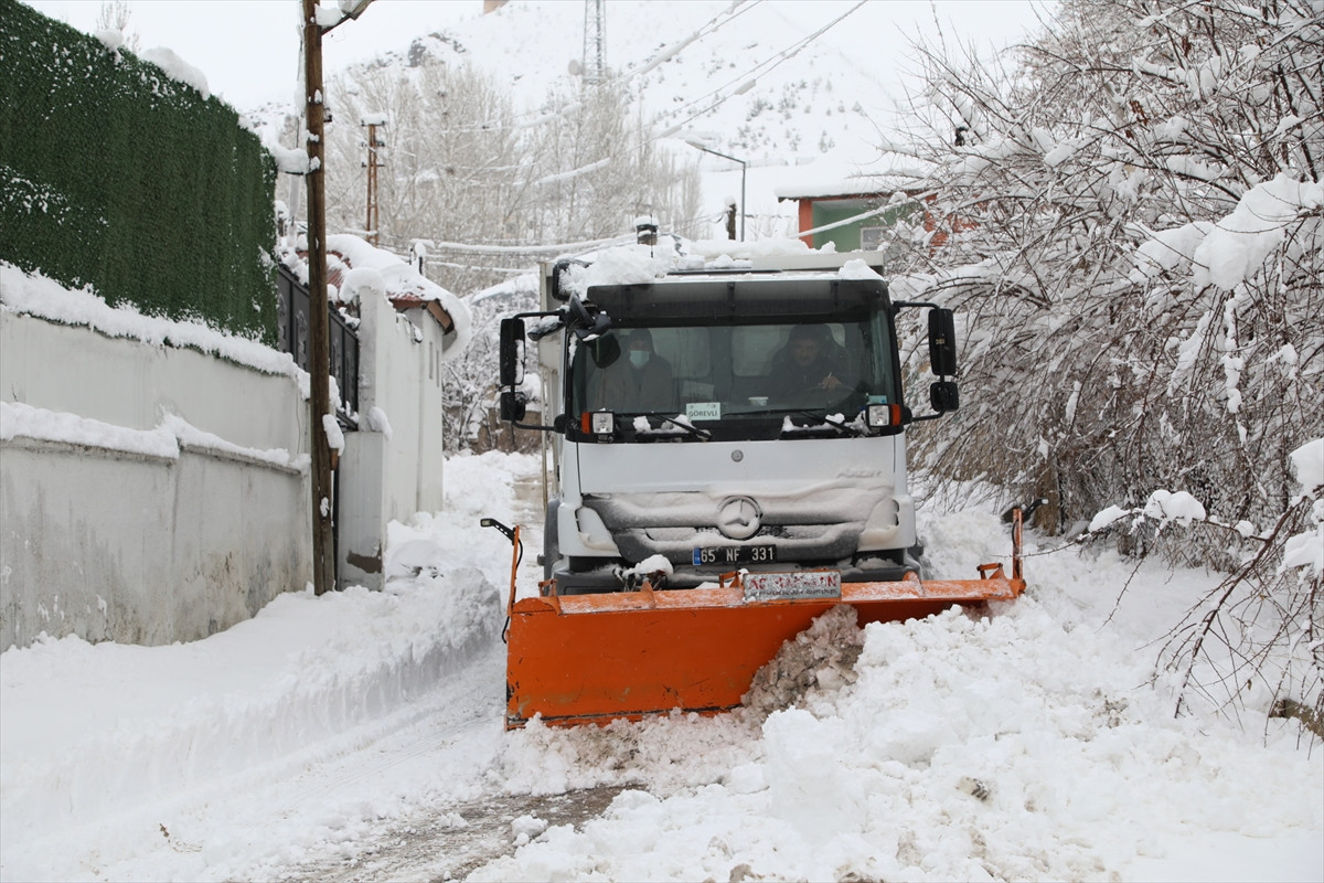 Yoğun kar yağışı nedeniyle 169 yerleşim birimine ulaşım sağlanamıyor - Resim : 5