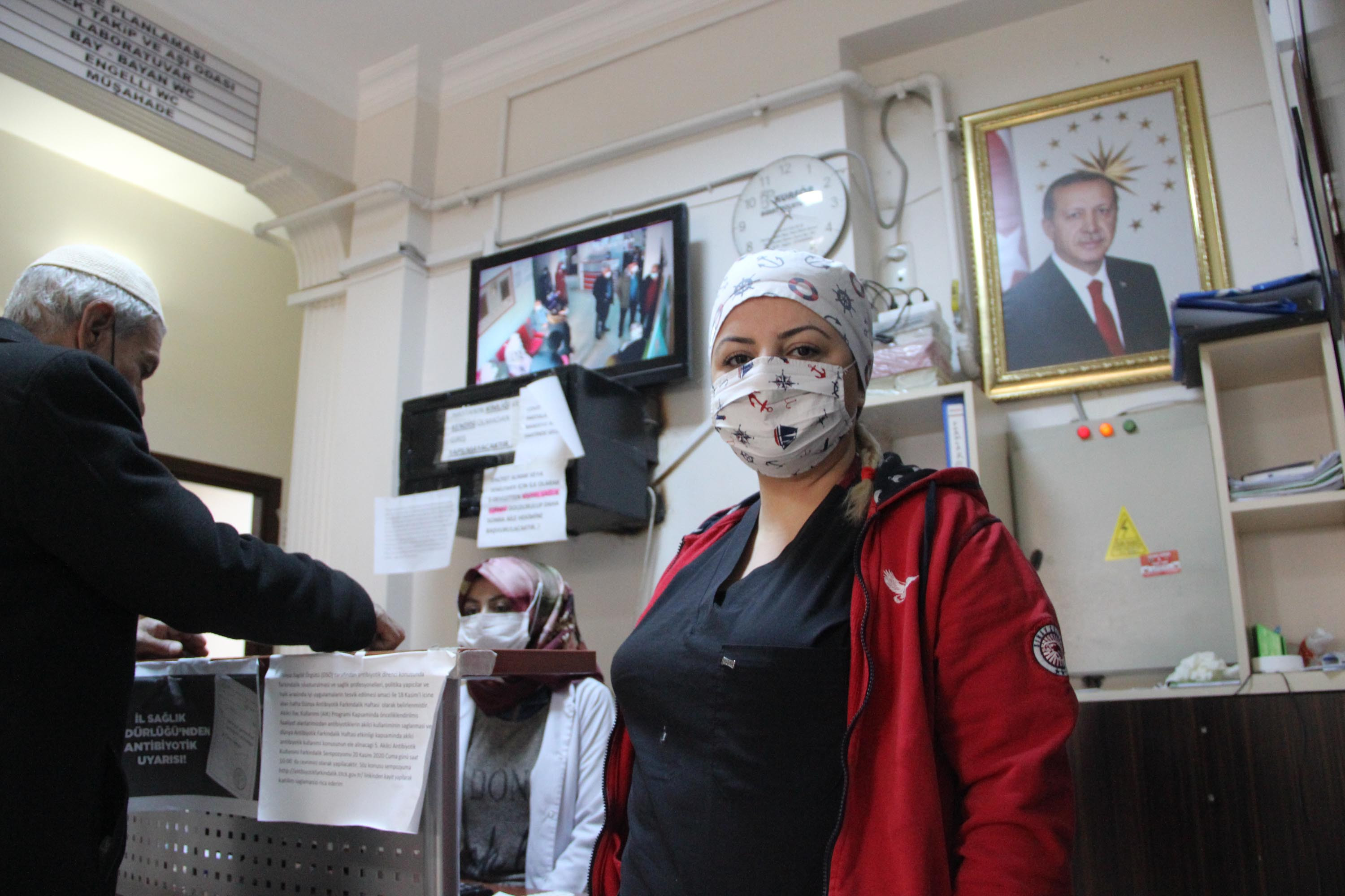 Aniden içeri girdi pantolonunu indirip çalışanların üzerine yürüdü. Sağlık Ocağında skandal görüntüler - Resim : 3