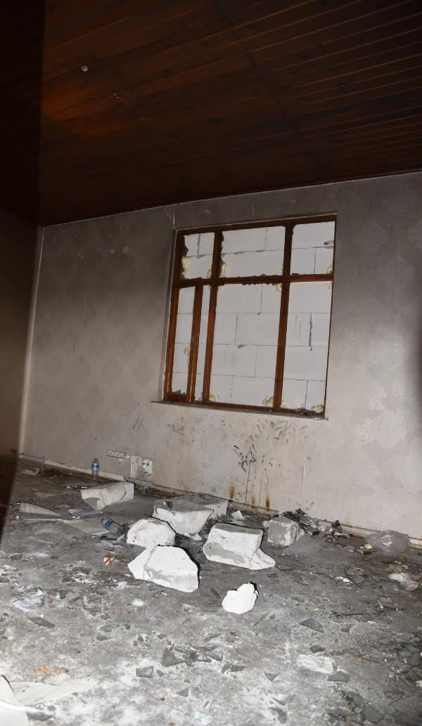 Kazmalarla kazıp çatıdan içeri girdiler. Polisleri damda görenler şaştı kaldı - Resim : 2