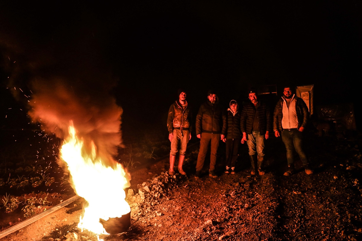Ateş yakarak kurtarmaya çalışıyorlar. Don tehlikesi üreticileri vurdu - Resim : 5