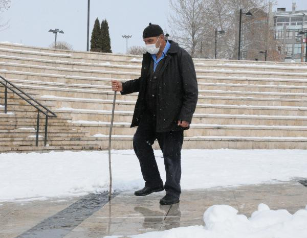 Dr. Mustafa Kısa buzlu yolda düşmeden yürümenin formülünü verdi - Resim : 5