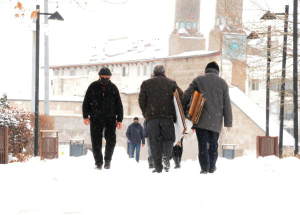 Dr. Mustafa Kısa buzlu yolda düşmeden yürümenin formülünü verdi - Resim : 3