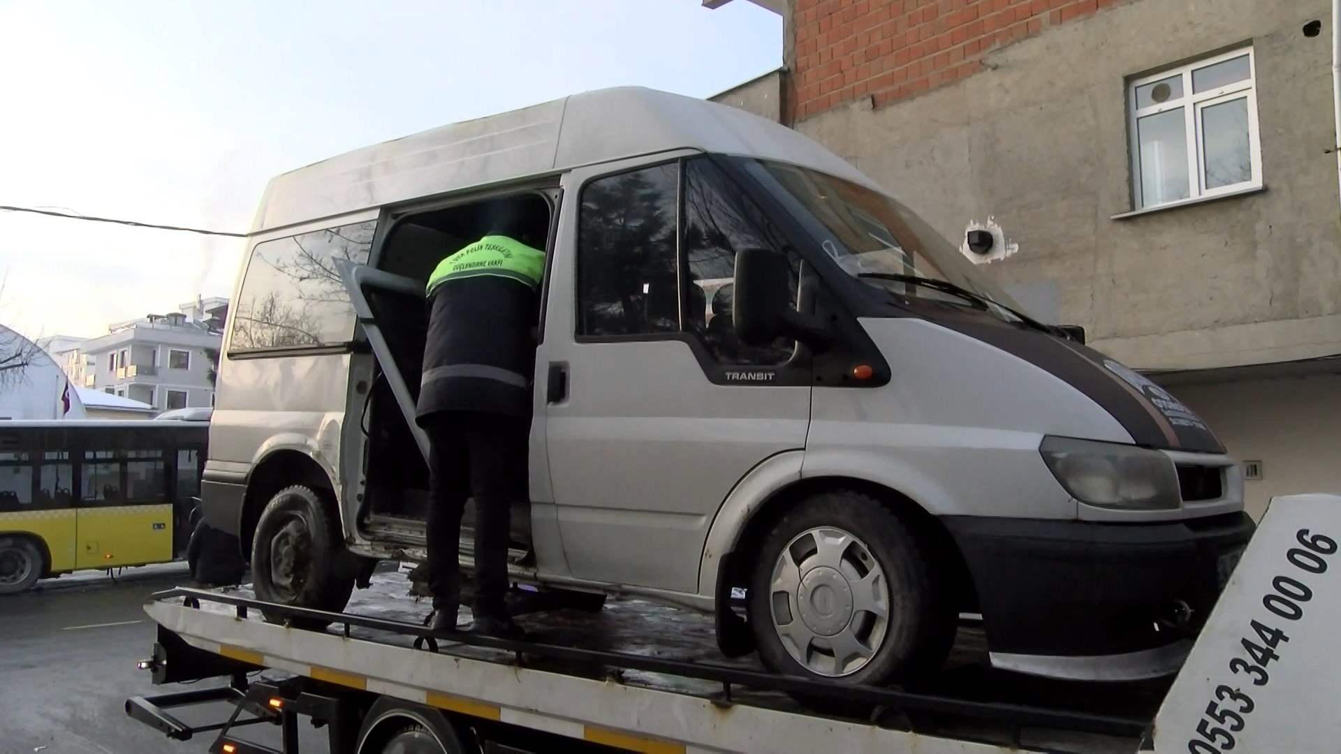 Belediye otobüsü ile minibüs çarpıştı - Resim : 3