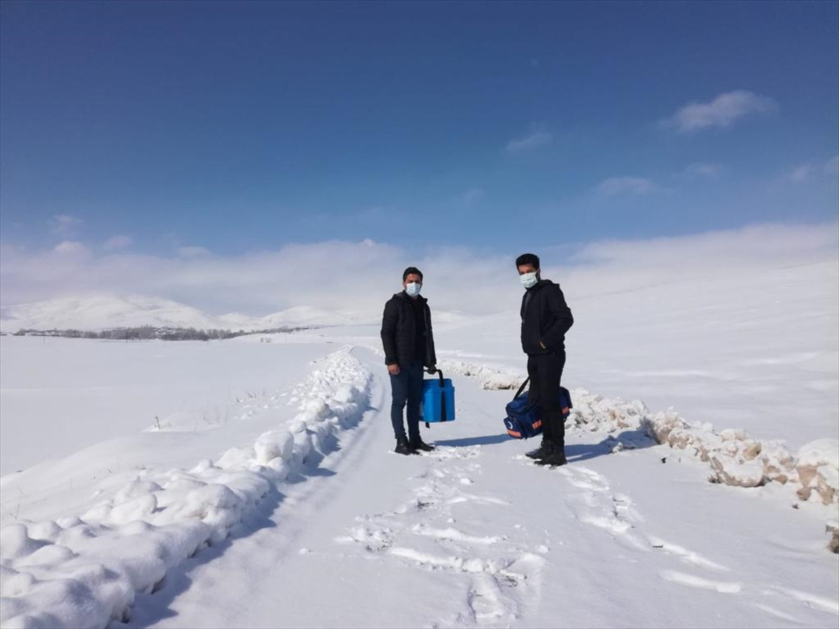 Van'da zorlu kış şartlarına rağmen aşı çalışmaları sürüyor - Resim : 4
