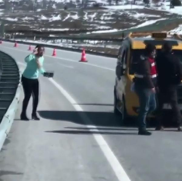 Kadın havaya ateş edip silahı başına dayadı. Antalya'da korku dolu anlar - Resim : 1