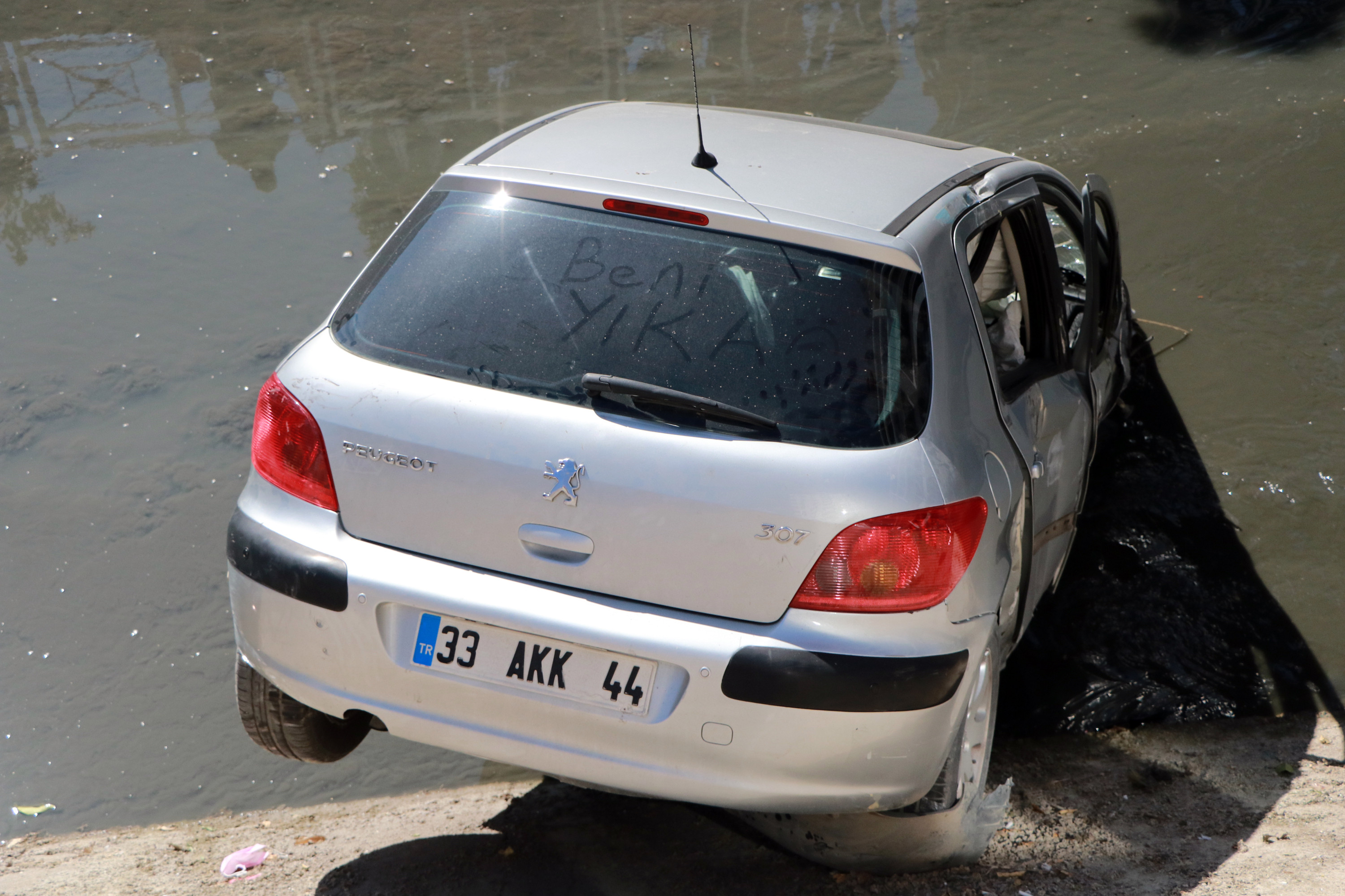 Virajı alamadı kanala uçtu (27 Şubat 2021) - Resim : 1