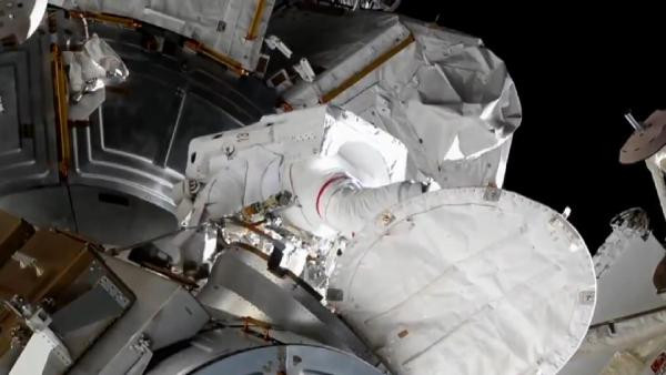 Astronotlar uzayda güneş paneli kurdu - Resim : 1