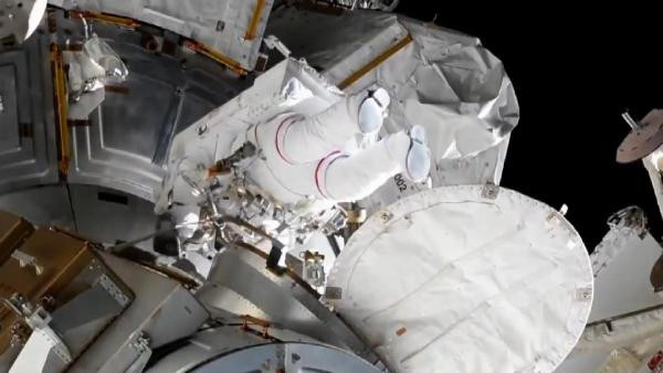 Astronotlar uzayda güneş paneli kurdu - Resim : 2