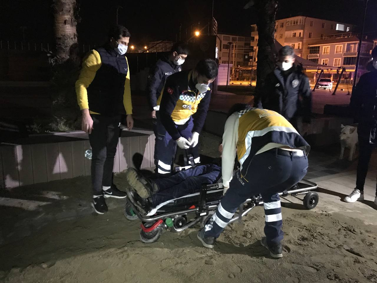 Denizden zorla ikna edilerek çıkarıldı - Resim : 2