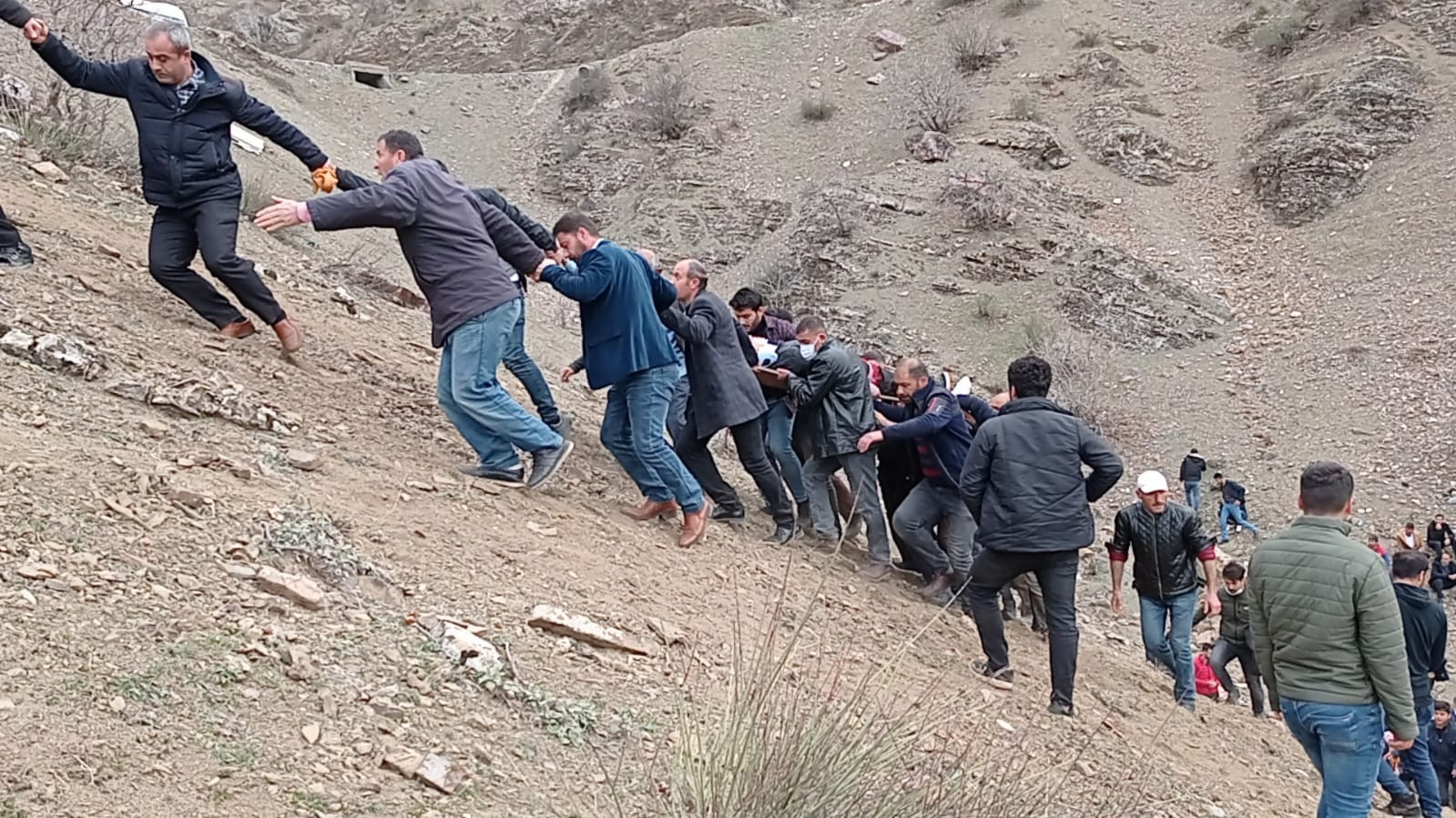 Batman'da öğrenci servisi 300 metreden uçuruma yuvarlandı. 2 kardeşten kahreden haber - Resim : 8