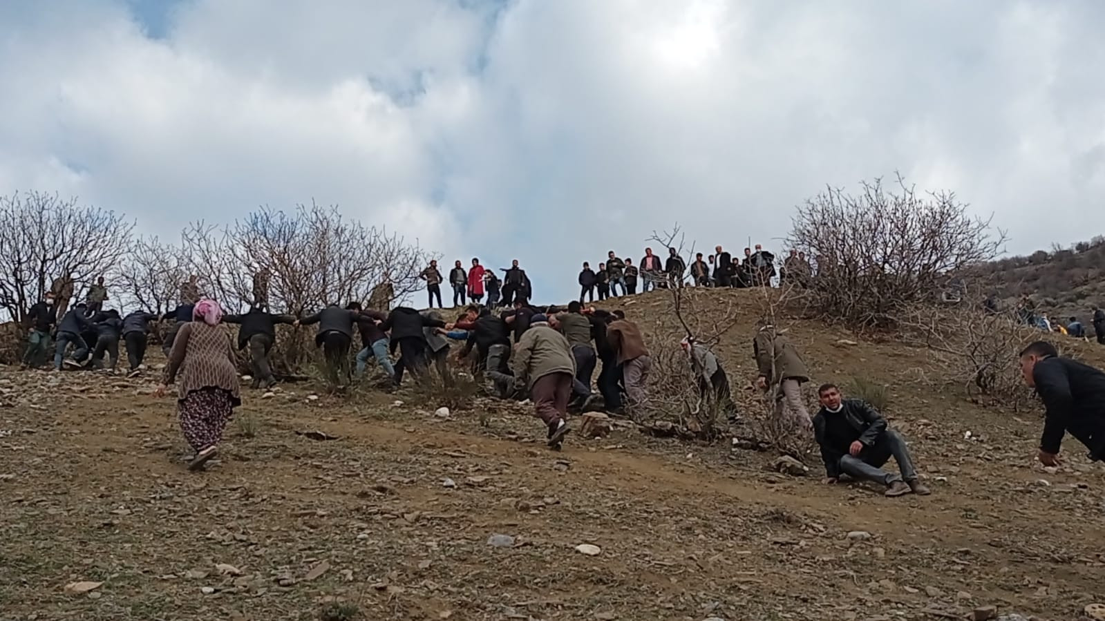 Batman'da öğrenci servisi 300 metreden uçuruma yuvarlandı. 2 kardeşten kahreden haber - Resim : 7