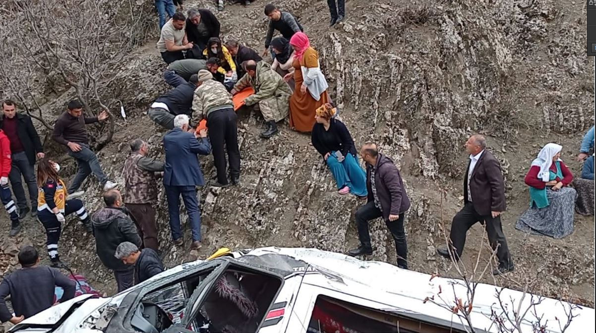 Batman'da öğrenci servisi 300 metreden uçuruma yuvarlandı. 2 kardeşten kahreden haber - Resim : 3