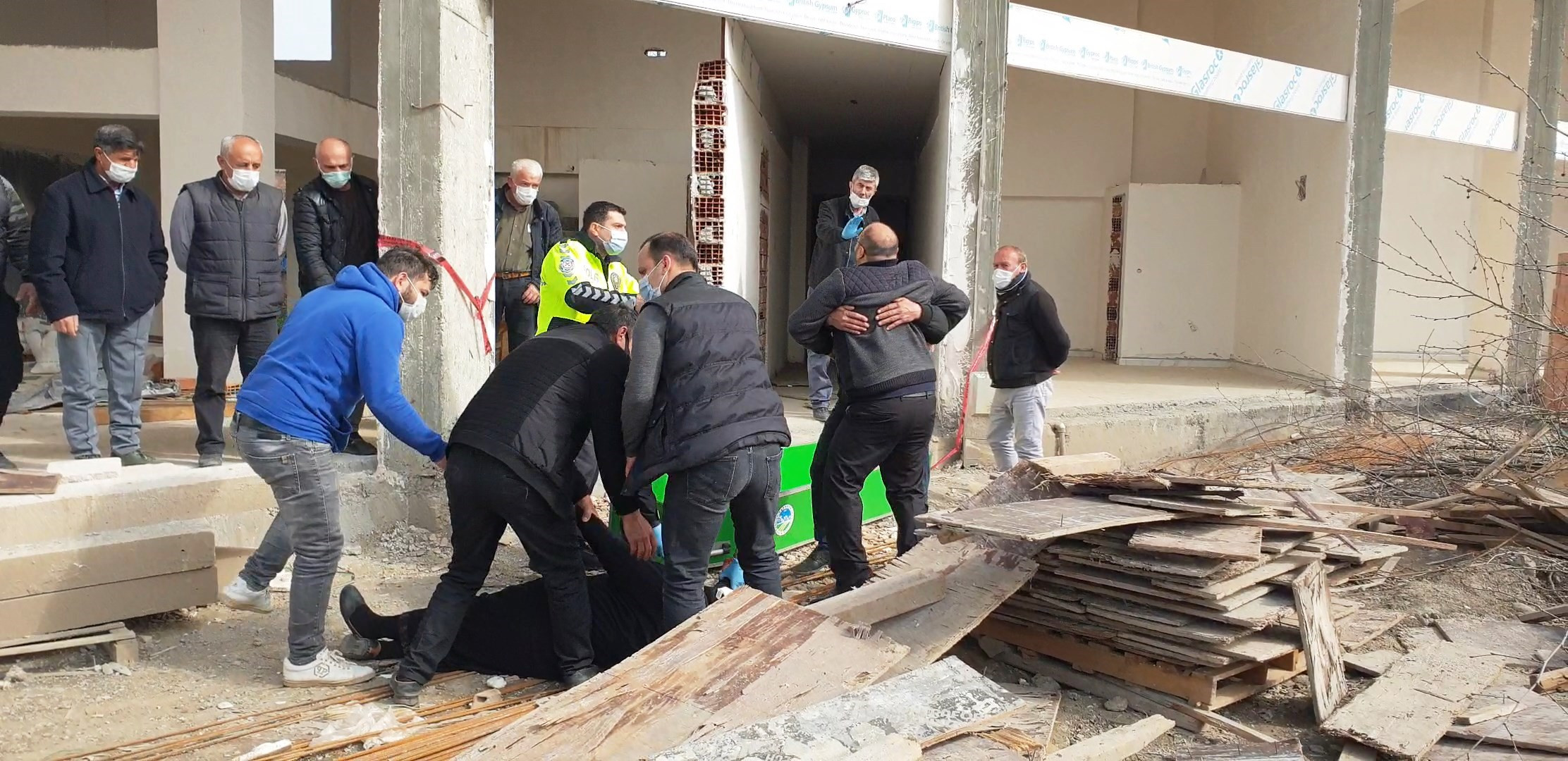 Sakarya'da asansör boşluğuna düşerek öldü - Resim : 1