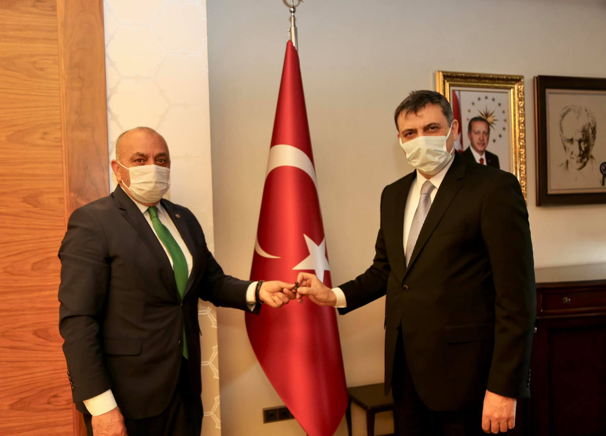 Çorum'da çapa yaparken tarlasında buldu belediye başkanı devreye girdi - Resim : 1