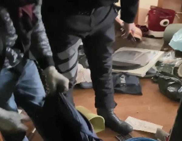 Polisler yorgan altında yakaladı. Hırsızın ifadesi kahkahaya boğdu - Resim : 2