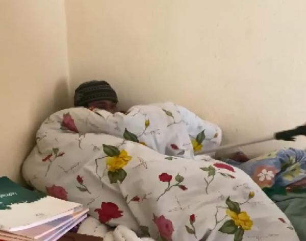 Polisler yorgan altında yakaladı. Hırsızın ifadesi kahkahaya boğdu - Resim : 3