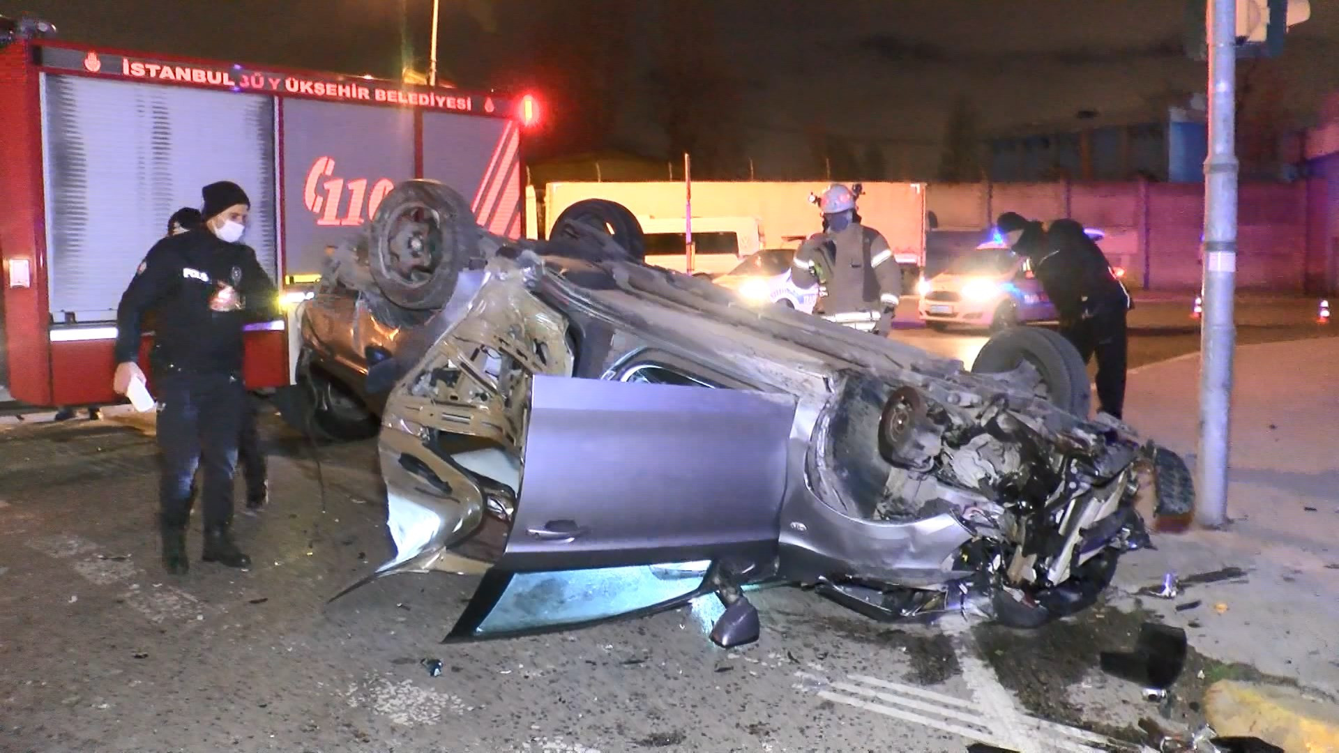 Süratli otomobil taklalar atarak yolun karşına uçtu - Resim : 4