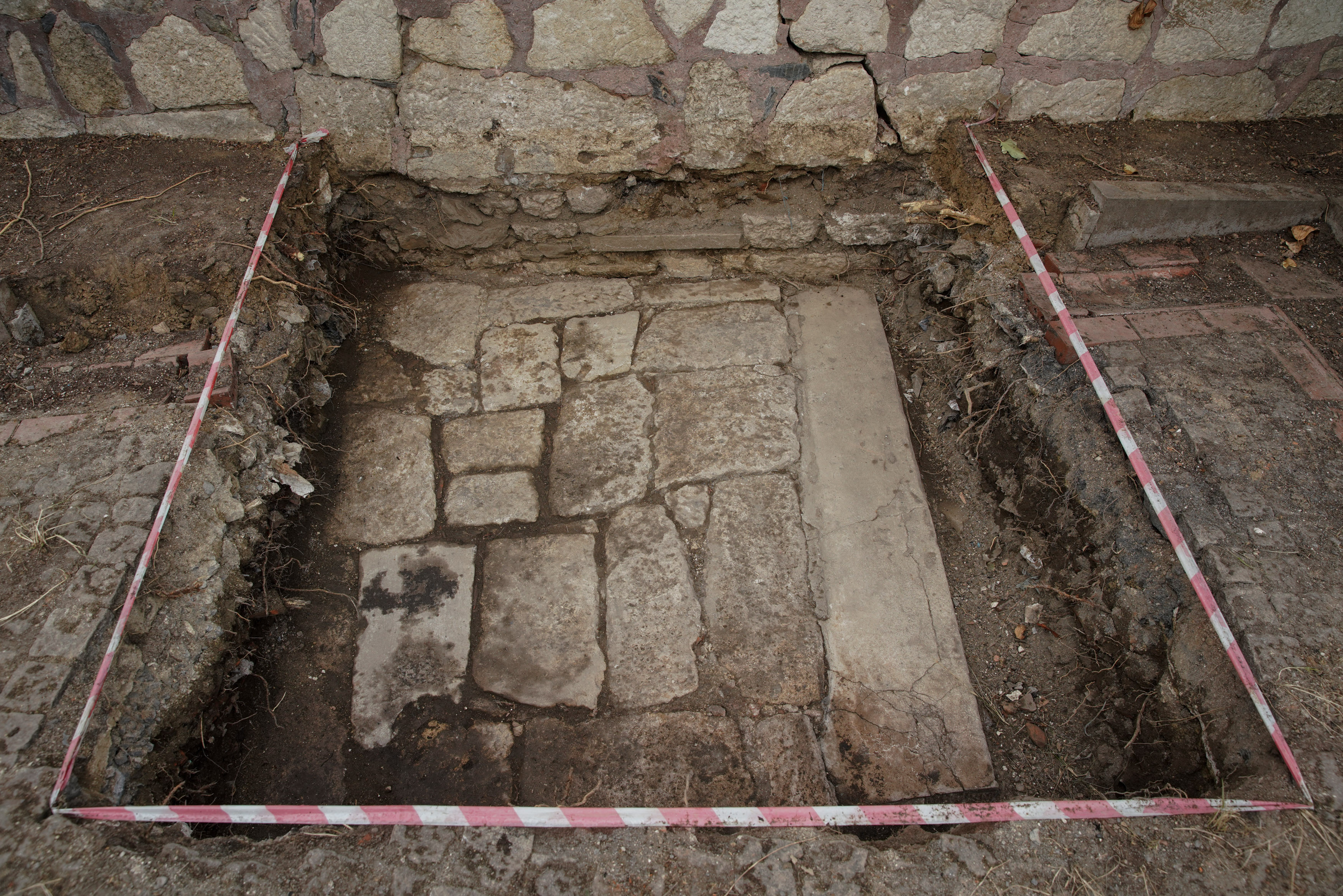 Eyüpsultan'da heyecanlandıran keşif. Kaldırım kazıldıkça tarih fışkırdı - Resim : 2