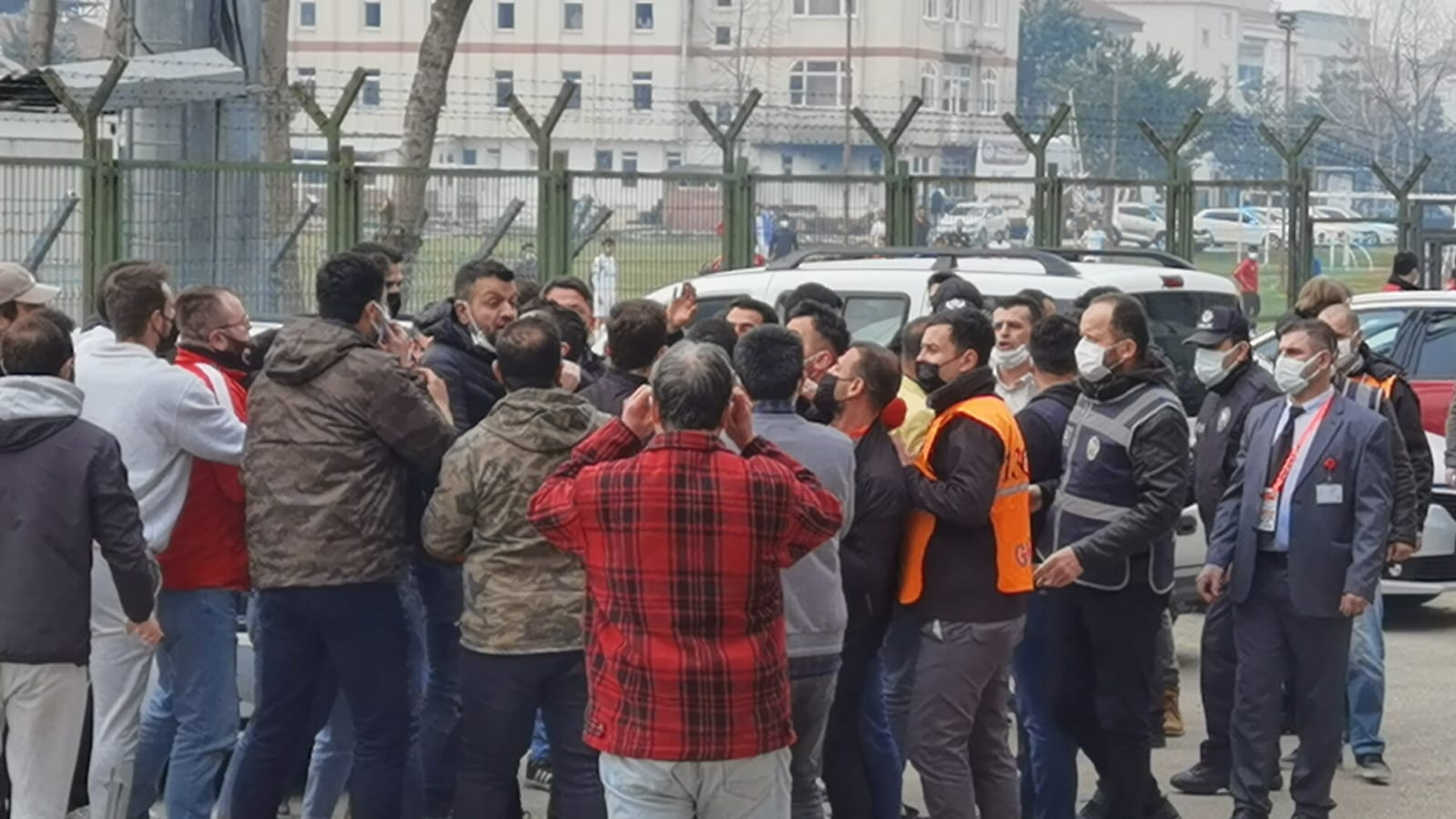 Futbolcuya kendi taraftarlarından linç girişimi - Resim : 2