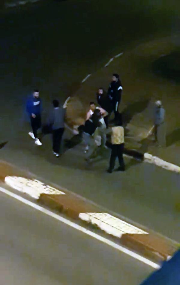 Antalya'da beş kişi bir olup bir genci öldüresiye dövdü. Kimse ayıramadı - Resim : 1