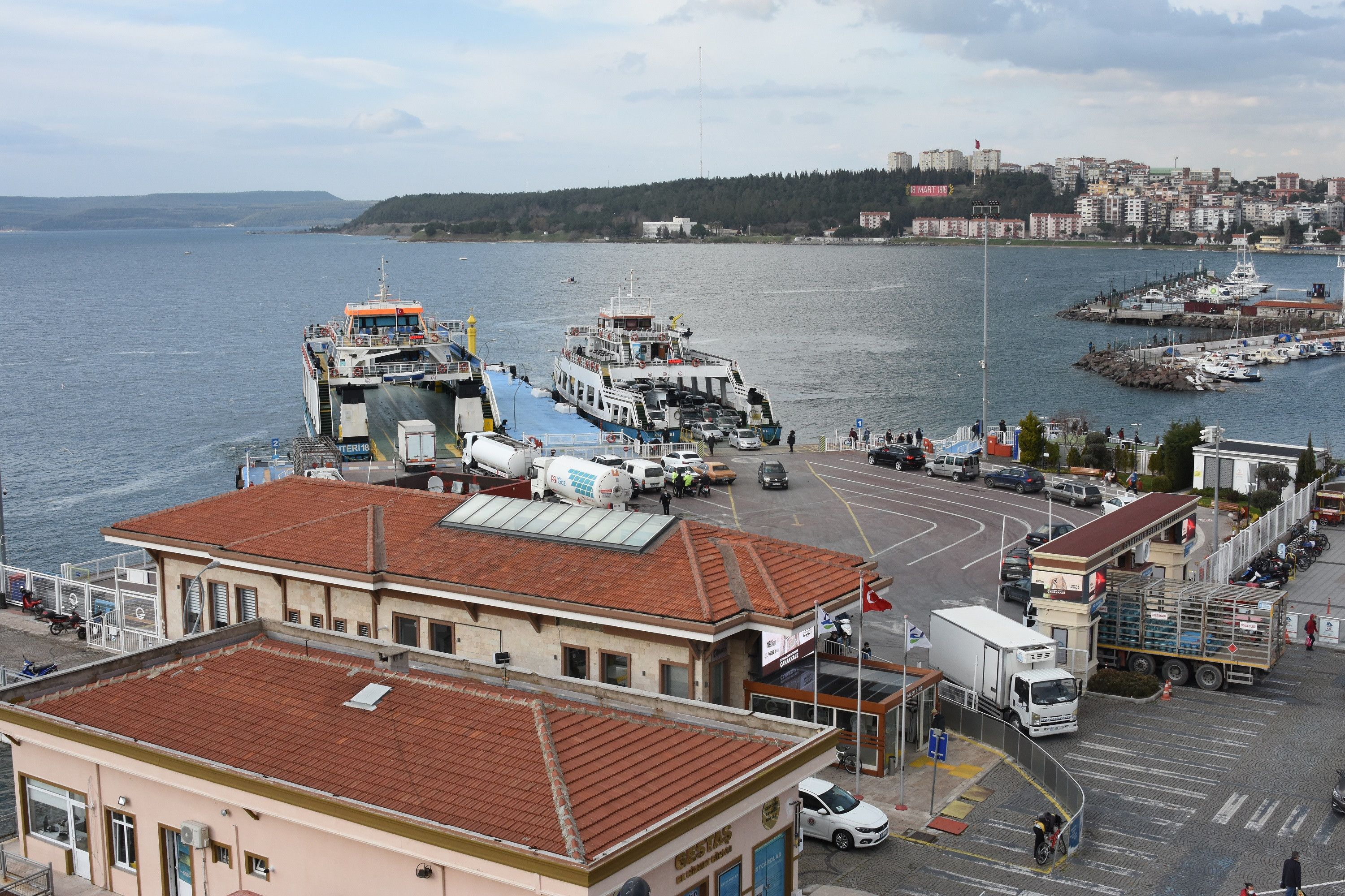 Feribot seferlerine fırtına engeli (15 Mart 2021) - Resim : 1