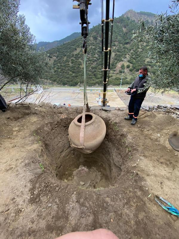 Aydın'da define avcıları kazmayı vurdu devasa küpü ortaya çıkardı. Müze yetkilileri bölgeye akın etti - Resim : 2