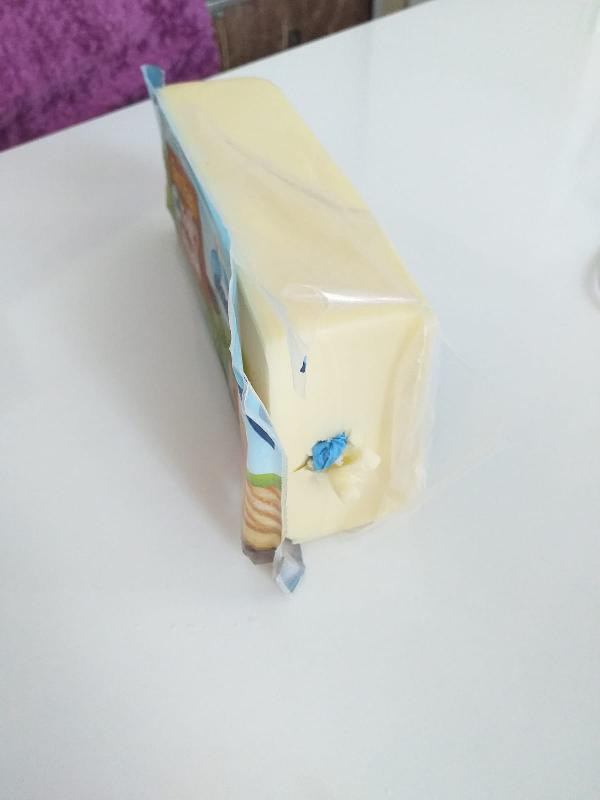 Kaşar peynirini kesince ortasından çıktı. Markette bakmadan sakın almayın. Pişkin firma getir bize kolisini verelim dedi - Resim : 2