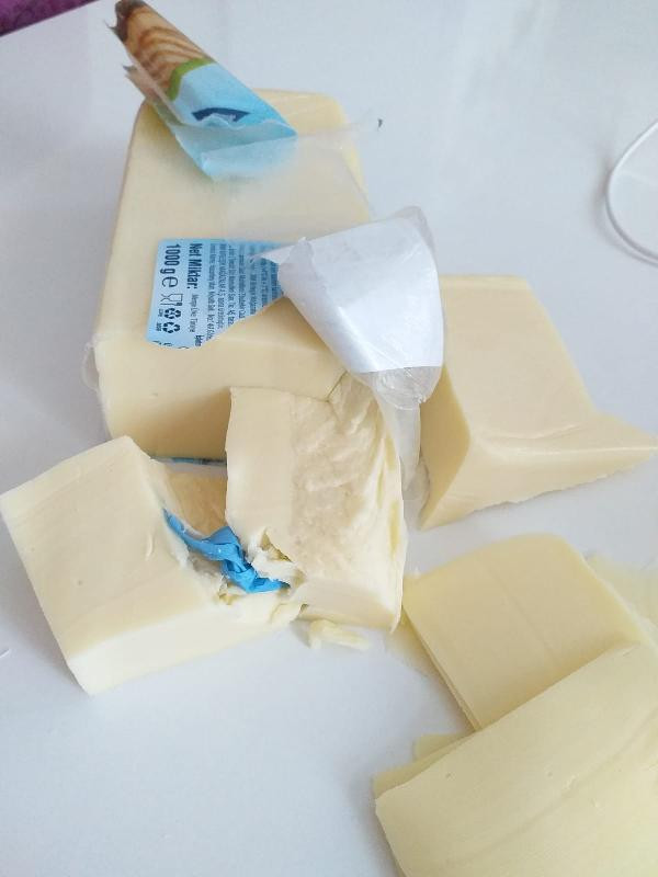 Kaşar peynirini kesince ortasından çıktı. Markette bakmadan sakın almayın. Pişkin firma getir bize kolisini verelim dedi - Resim : 1