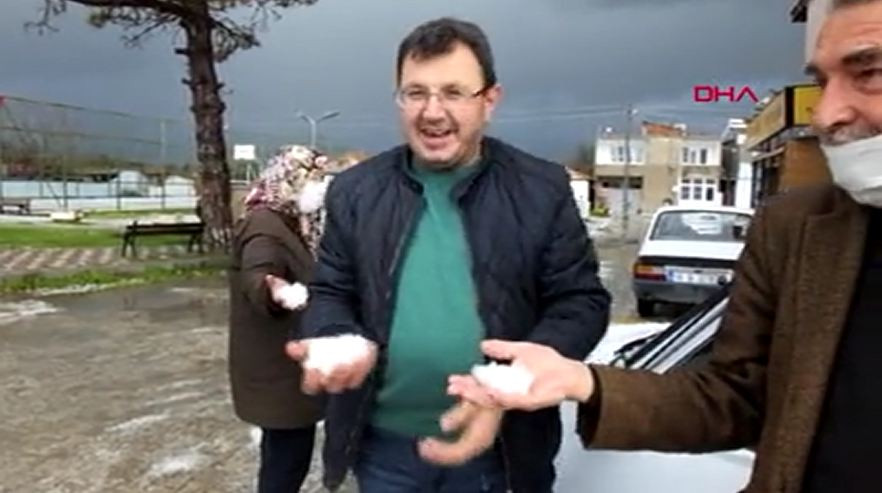 Balıkesir'de yağan dolu etrafı kar gibi bembeyaz yaptı - Resim : 4