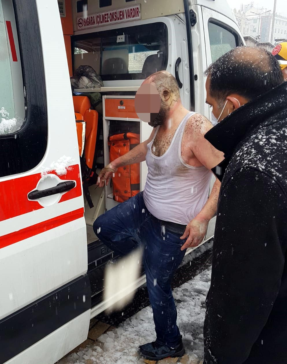 Üzerine benzin döküp kibriti çaktı - Resim : 1