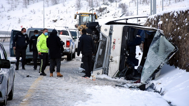Kayseri'de turistleri taşıyan midibüs devrildi - Resim : 1