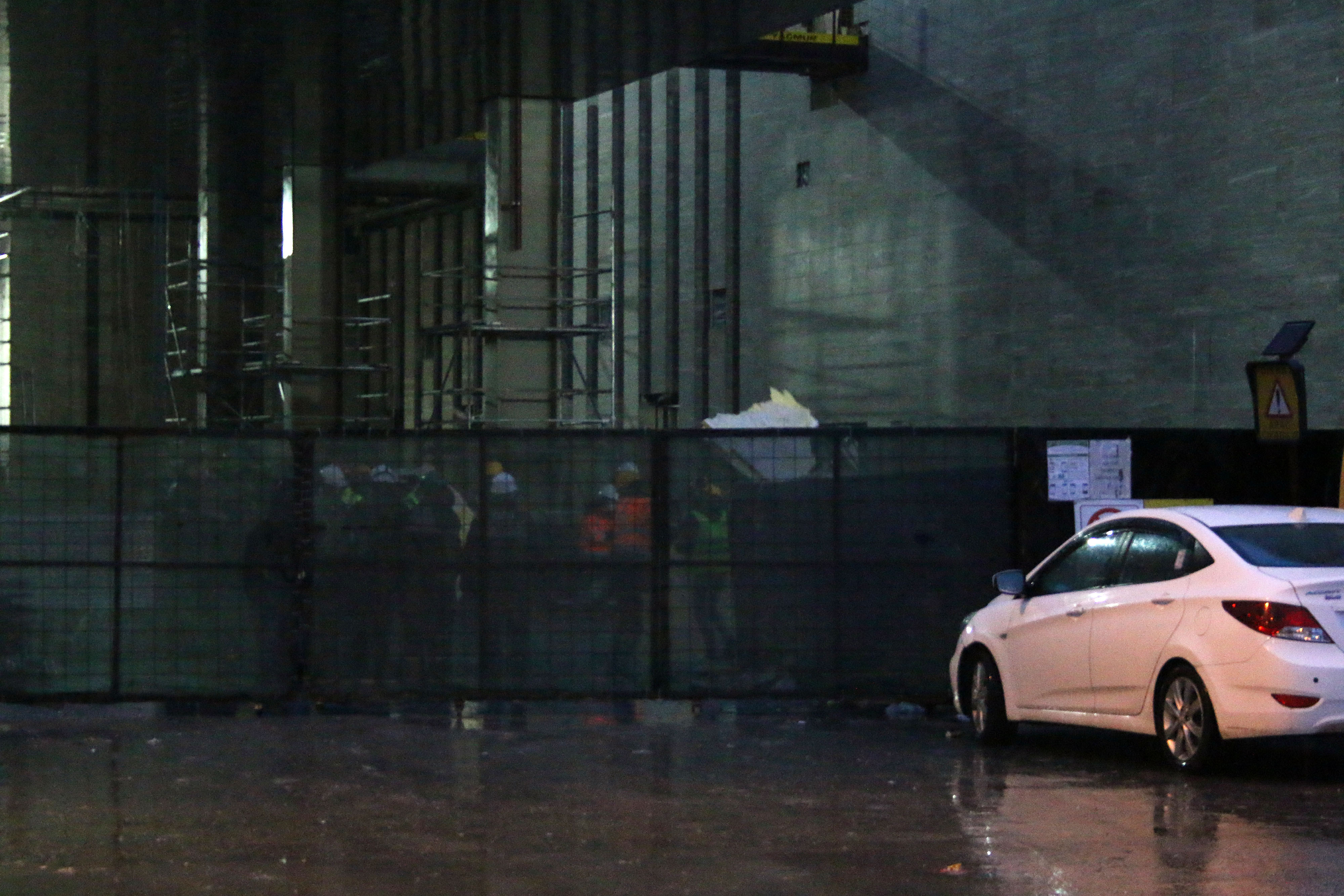 Atatürk Kültür Merkezi inşaatında asma tavan işçilerin üzerine çöktü. Yaralı işçiler hastaneye kaldırıldı - Resim : 2