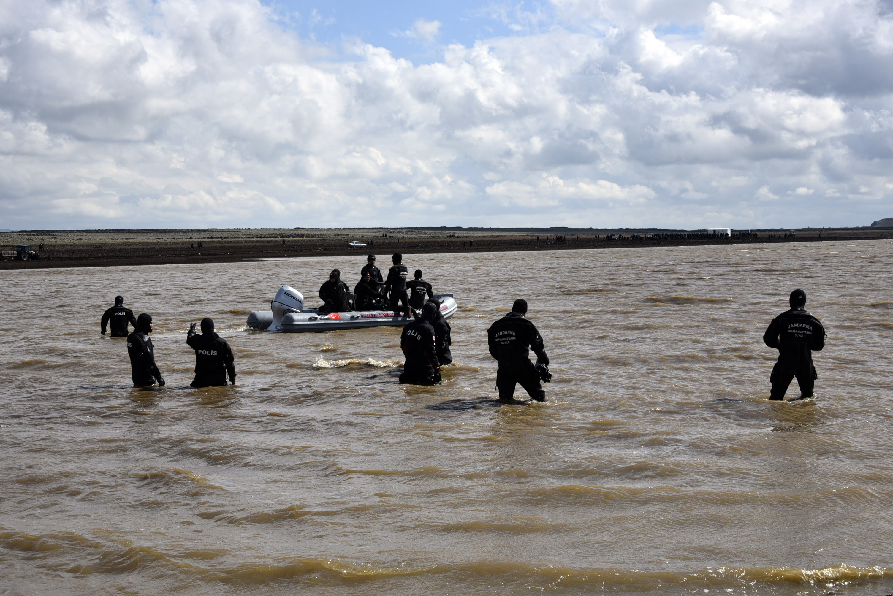 Gölette kaybolan gençleri arama çalışmaları sürüyor - Resim : 2